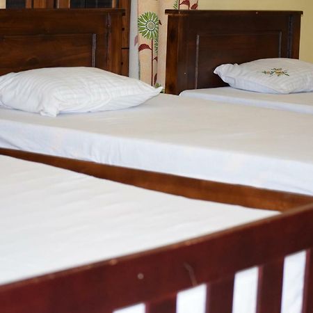 Nirmala Hotel And Restaurant 폴로나루와 외부 사진