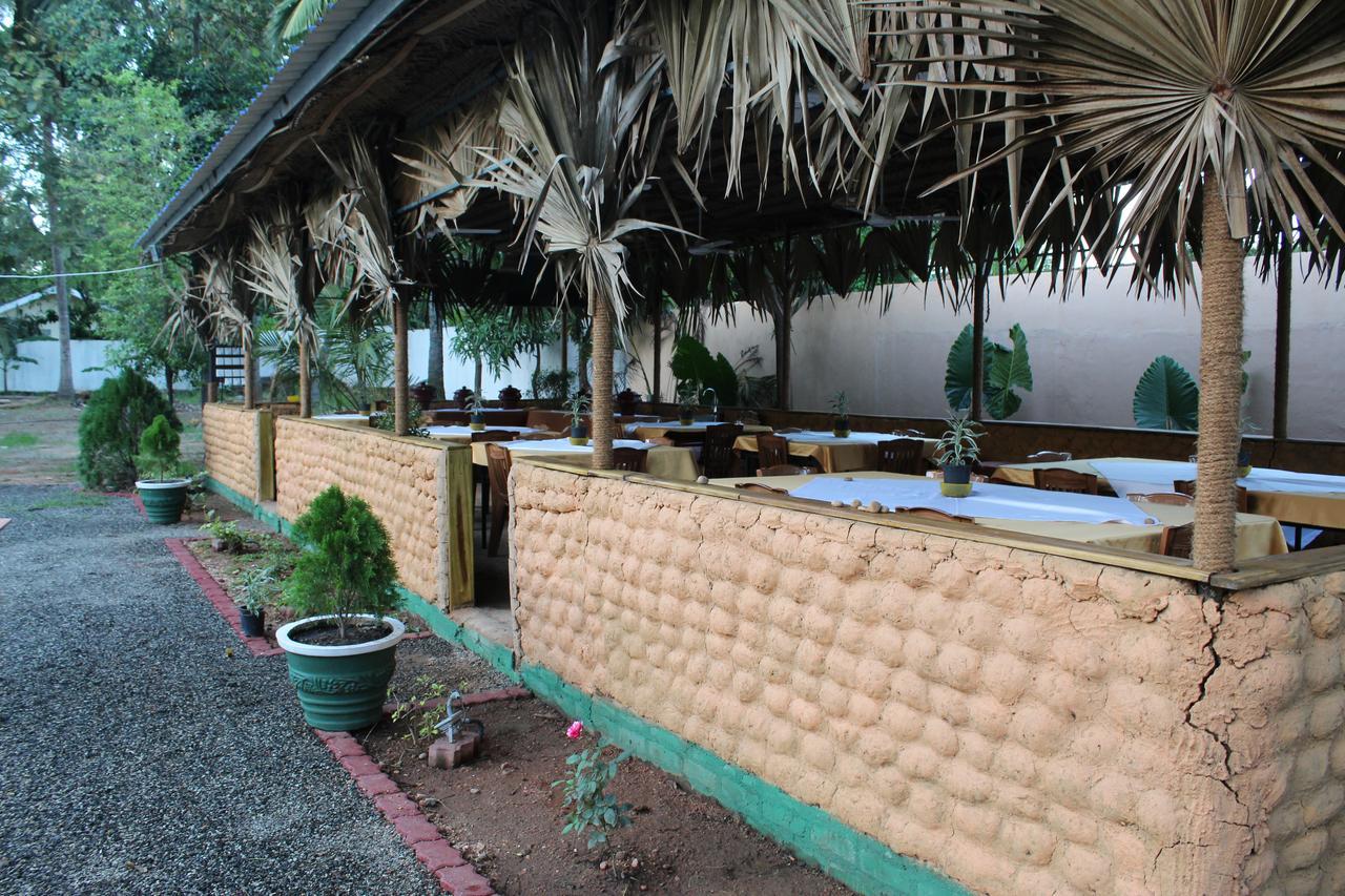 Nirmala Hotel And Restaurant 폴로나루와 외부 사진